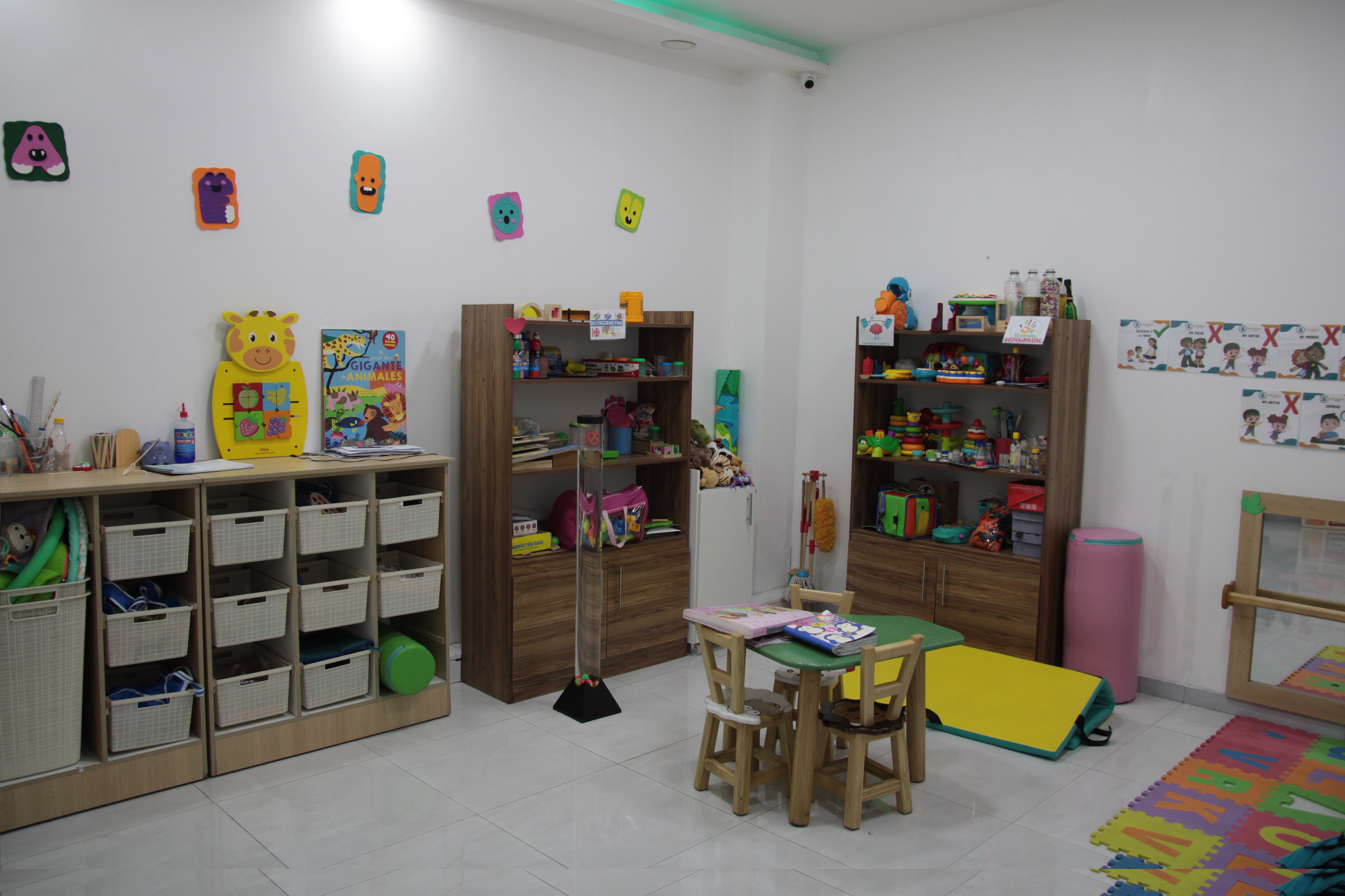 Sesión de terapia del lenguaje con material didáctico en Baby Med Spa