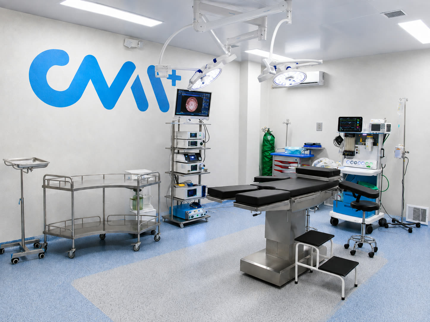 Equipo del Hospital Básico CMI durante un procedimiento en quirófano