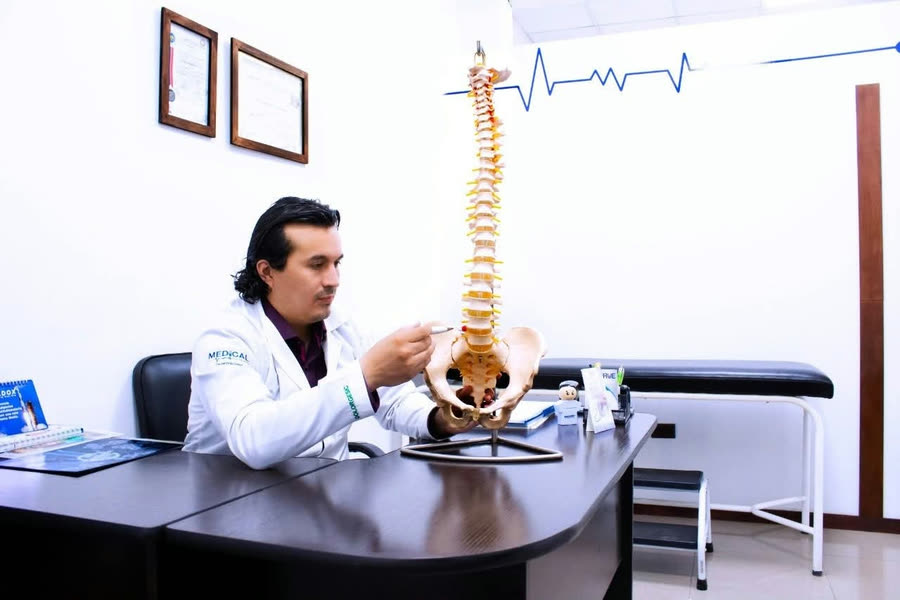 Dr. Jorge Jadán en consulta de traumatología